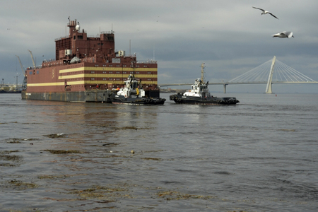 Первая в РФ плавучая атомная станция "Академик Ломоносов" прибыла в Мурманск