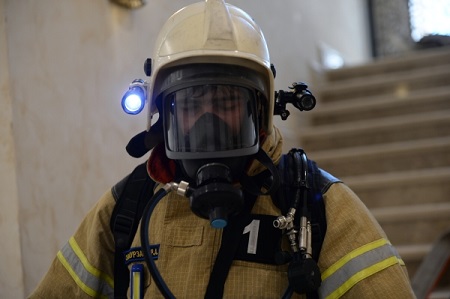 Московские пожарные спасли четырех человек при тушении возгорания в корпусе "Альфа" гостиницы "Измайлово"