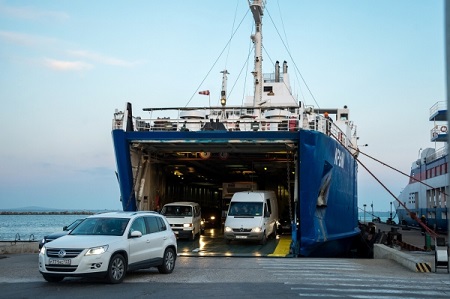 Переправа в Крым заработала после почти 18 часов простоя из-за ветра, скопились почти 700 грузовиков