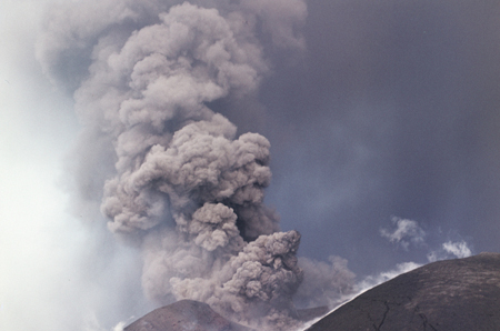 Вулкан Эбеко на Северных Курилах выбросил пепел на высоту до 2,5 км