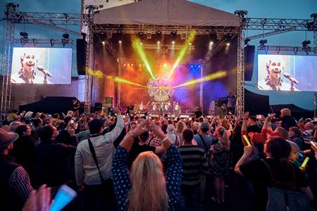 Группа "Браво" и Анне Вески выступили на музыкальном фестивале в Нарве к 100-летию Эстонии