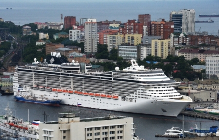 Во Владивосток зашел самый большой лайнер в истории города