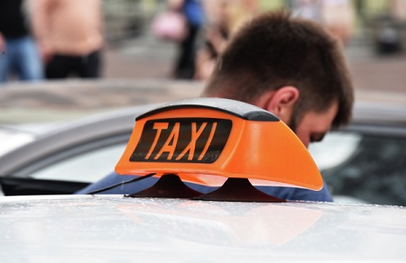 Собянин считает, что в такси должны работать только водители с российскими правами, нужны поправки в закон