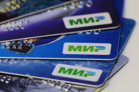 Крымский Генбанк перевел всех клиентов на карты "Мир", перестав принимать карты Visa и MasterCard