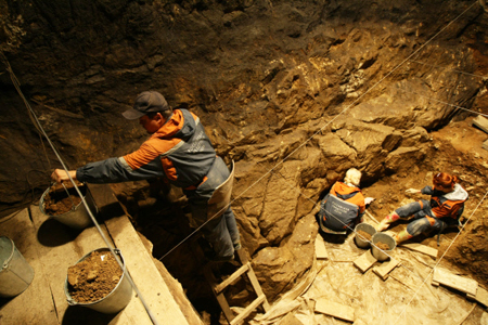 Бронзовую кадильницу XII века нашли на раскопках в Великом Новгороде