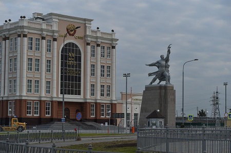Уменьшенная копия монумента Рабочий и Колхозница открылась в Свердловской области