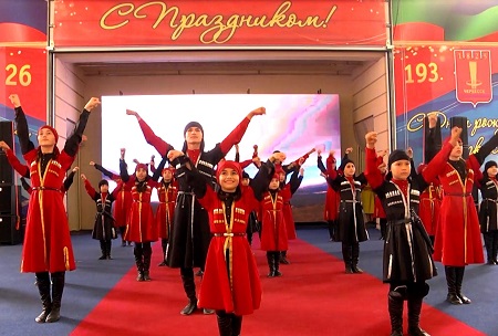 Тысячи жителей Карачаево-Черкесии приняли участие в масштабных празднованиях в день республики и день Черкесска