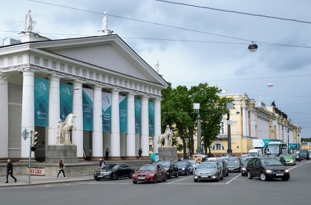 Историю бывших царских резиденций в пригородах Петербурга расскажут языком современного театра в Манеже