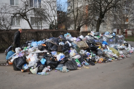 Жители Магнитогорска жалуются на свалки мусора во дворах