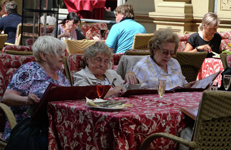 Петербургские волонтеры проверили городские кафе на доступность для пожилых людей