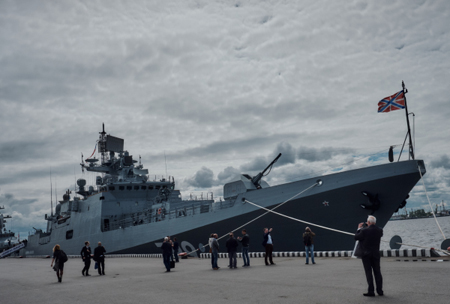 Ракетный фрегат ВМФ РФ "Адмирал Макаров" вошел в Черное море и направляется в Севастополь