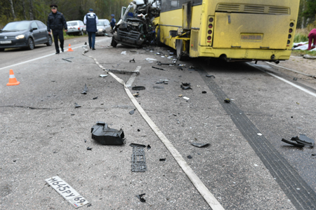 Водитель и 12 пассажиров микроавтобуса погибли в автоаварии под Тверью, два человека пострадали