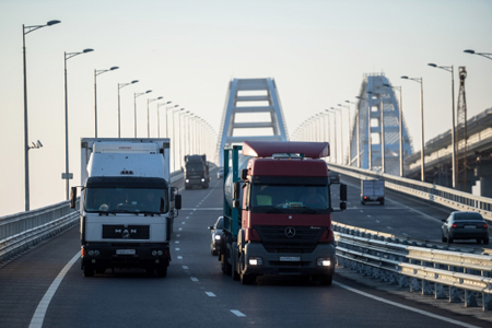 10 тысяч грузовиков проехали за первую неделю по Крымскому мосту