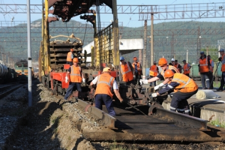 Около 300 работников РЖД восстанавливают аварийный участок в Приамурье после обрушения моста