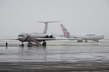 Аэропорт "Якутск" закрыт из-за выкатившегося за пределы ВПП самолета