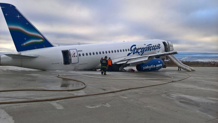 Аэропорт "Якутск" открыт на вылет после инцидента с самолетом