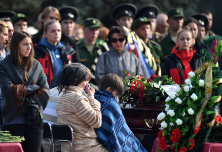 Тысячи людей простились с жертвами "керченского стрелка"