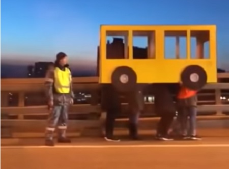 Четверо жителей Владивостока притворились автобусом, чтобы пройти по автомобильному мосту