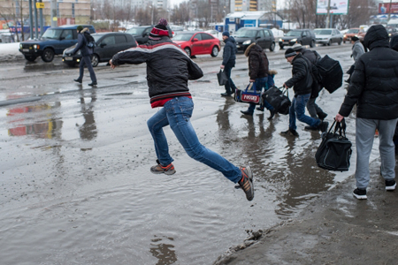 Улица в центре Екатеринбурга затоплена из-за порыва теплотрассы