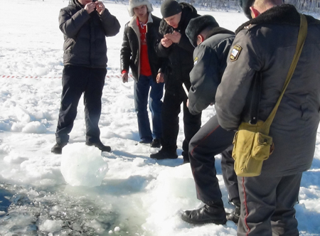 Два восьмилетних школьника погибли, провалившись под лед реки в Оренбуржье