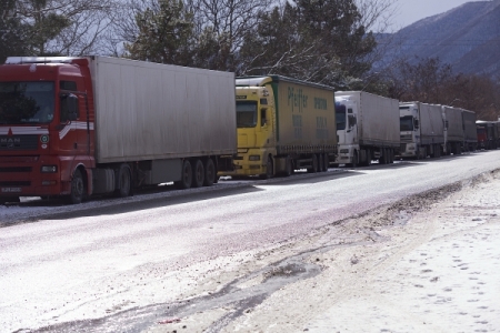 Более 350 автомобилей ожидают открытия военно-грузинской дороги на выезд из РФ