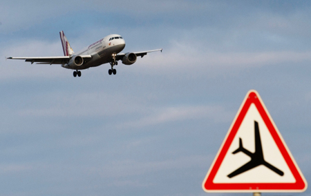 Летевший в Надым пассажирский самолет вернулся в Салехард из-за сигнала о неубранном шасси