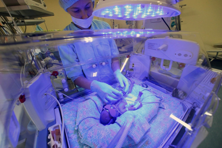 Астраханские врачи выходили младенца, который при рождении весил 490 граммов