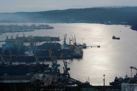 Работа кранов приостановлена в порту Мурманска из-за штормового ветра