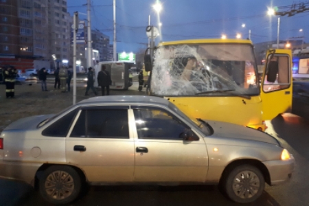 Несколько человек госпитализированы после столкновения двух автобусов и легковушки в Иваново