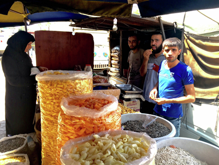 Более 1 тысяч семей Восточной Гуты и Дамаска получили продуктовые наборы от Ингушетии