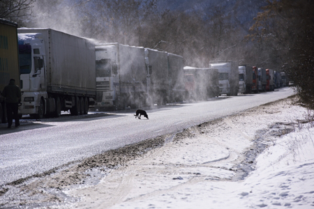 Военно-грузинская дорога закрыта для большегрузов из-за снегопадов