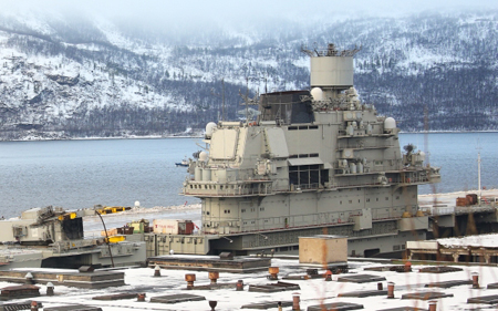 Глава ОСК сообщил о планах убрать с палубы крейсера "Адмирал Кузнецов" упавший кран