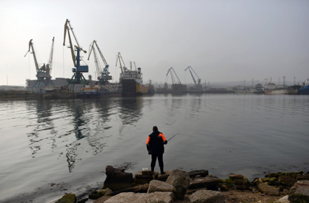 Три задержанных корабля украинских ВМС доставлены в Керчь