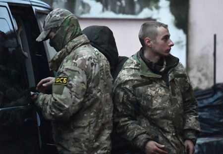 Керченский суд примет решение об избрании меры пресечения для девяти украинских моряков
