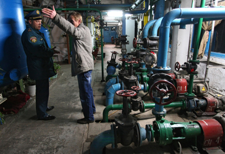 Прорыв трубы с горячей водой стал причиной отключения отопления в Астрахани