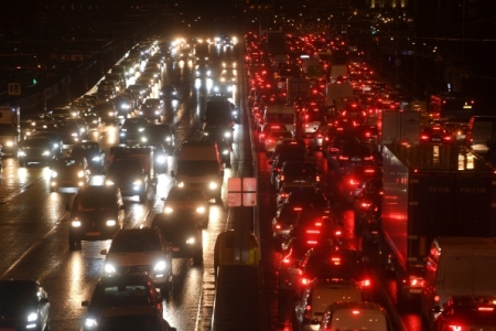 Власти призывают водителей выезжать из Москвы на личных автомобилях после 21:00