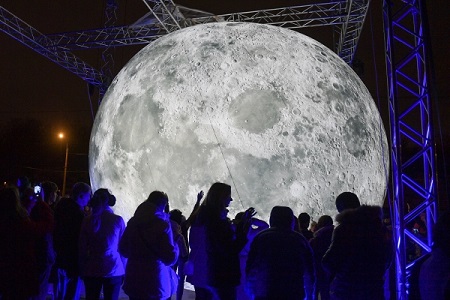 "Лунная гонка" началась между РФ, КНР и США, считает замглавы "Роскосмоса"
