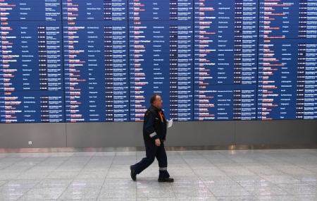 Почти полсотни рейсов задерживаются в аэропортах Москвы из-за снегопада