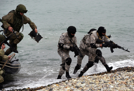 Более тысячи морпехов и бойцов береговой обороны проводят в Крыму мероприятия боевой подготовки