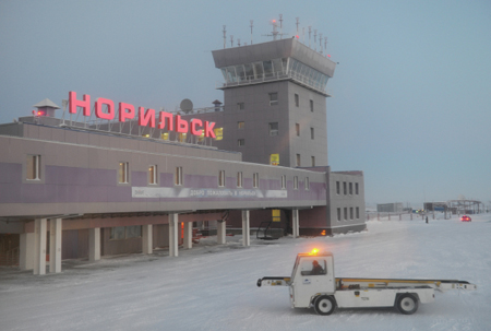 Аэропорт Норильска и дорога к нему открыты после метели
