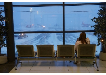 Аэропорт Саратова третьи сутки подряд работает с перебоями из-за тумана и снегопада