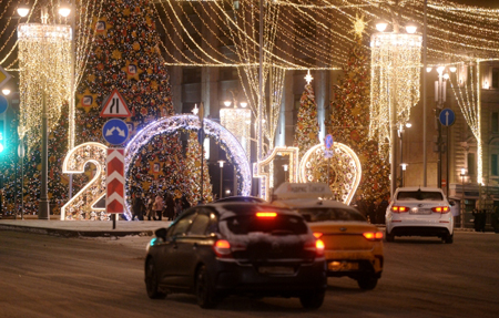 Движение транспорта начали ограничивать в центре Москвы к встрече Нового года