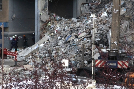 Спасатели демонтировали опасные конструкции и продолжили разбор нижних завалов на месте ЧП в Магнитогорске