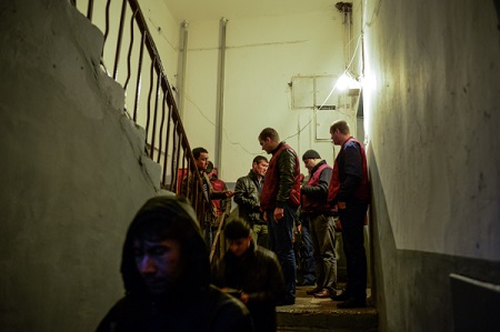 Сотни иностранцев столпились у миграционного центра в Томске