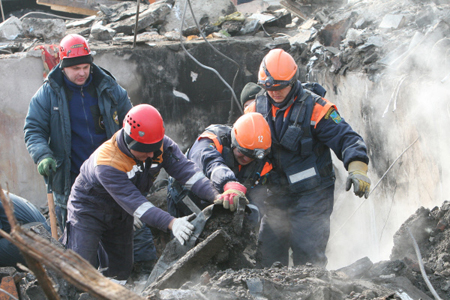 Спасатели извлекают двух человек из-под завалов после взрыва газа в многоэтажке в Ростовской области