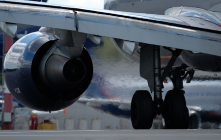 Следователи начали проверку по факту задымления двигателя самолета в аэропорту Тюмени