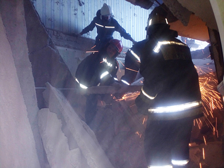 Спасатели начали разбор завалов на верхних этажах обрушенного дома в Шахтах