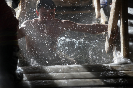Более 12 тысяч ямальцев в 30-градусный мороз планируют окунуться в Крещенские купели