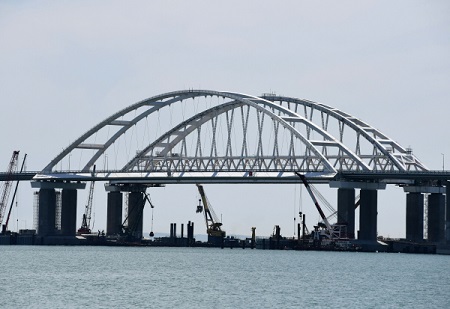 Первый километр железной дороги к Крымскому мосту уложен со стороны Керчи