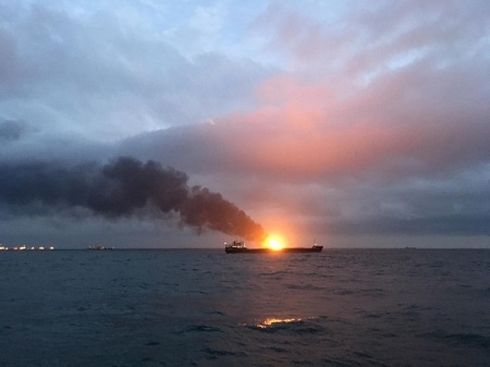 Пожар продолжается на танкерах в Черном море